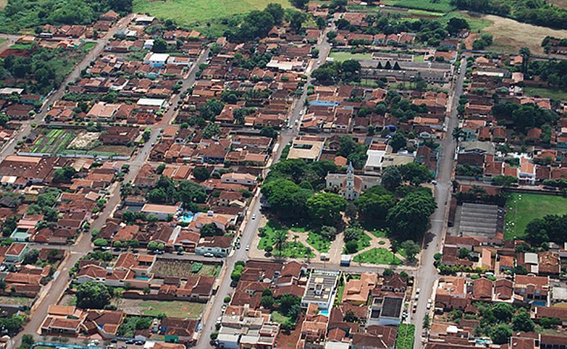 Foi pleiteado o acolhimento institucional de uma adolescente em situação de risco no município de Ipuã, mas a medida de proteção pretendida foi impedida pela ausência de programa de acolhimento na cidade.